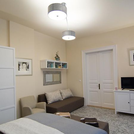 Zora Apartman Егер Екстериор снимка