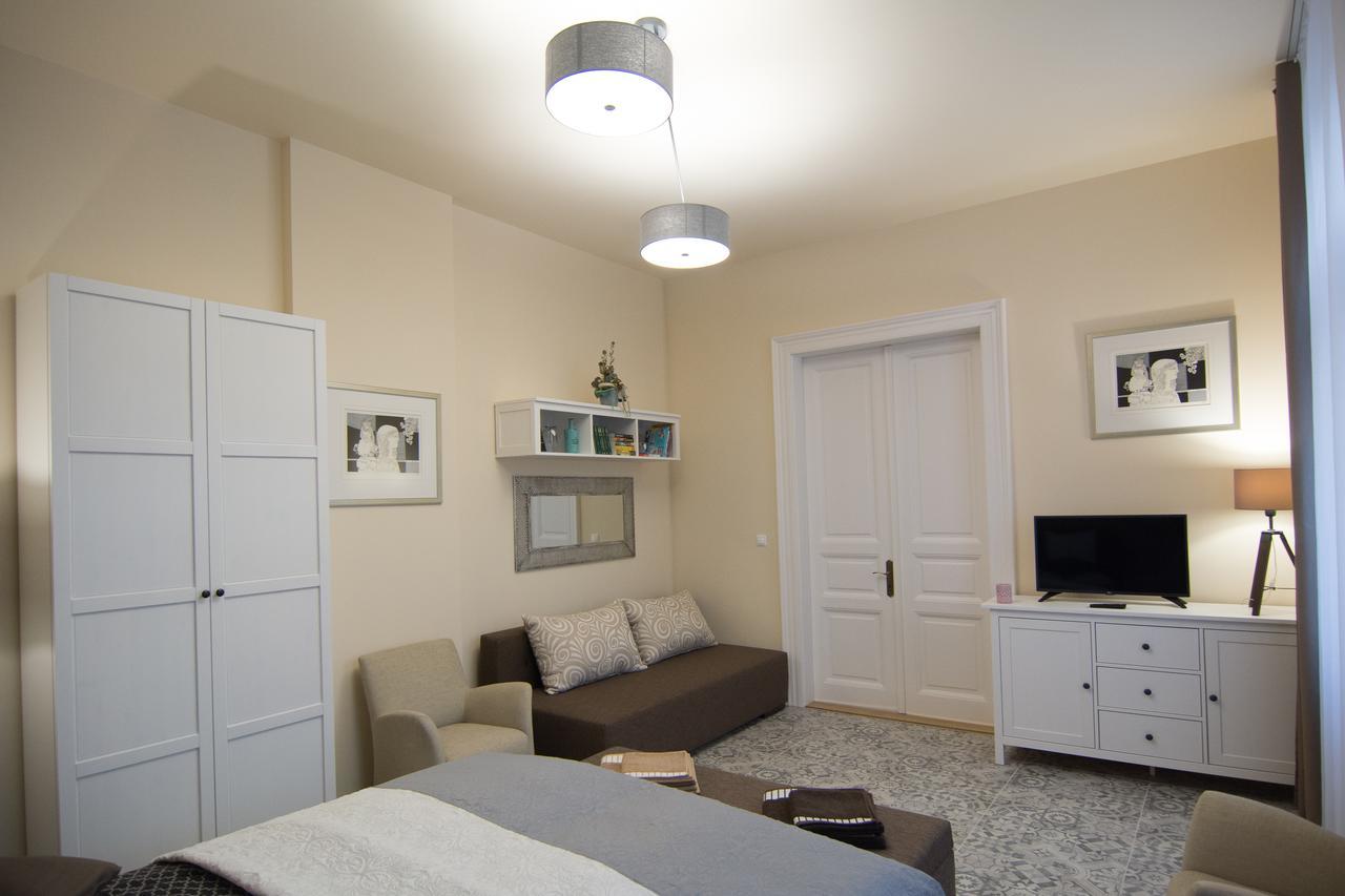 Zora Apartman Егер Екстериор снимка