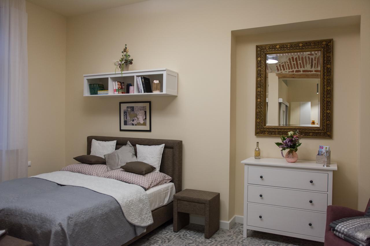 Zora Apartman Егер Екстериор снимка